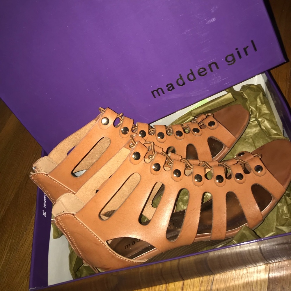 Tan madden girl sandal/lowheel